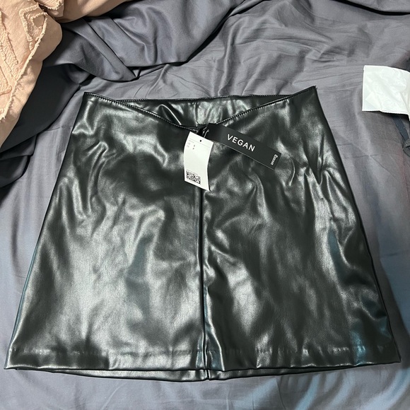 NWT H&M faux vegan leather skirt size small - Picture 1 of 2